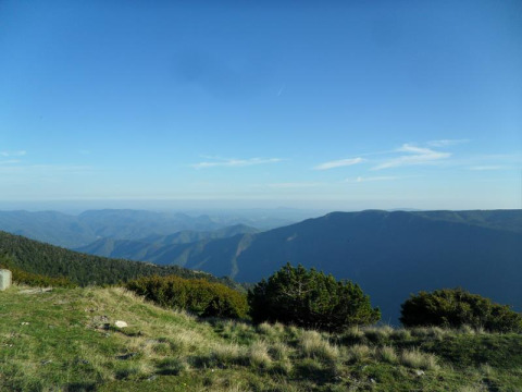 Uitzicht op de bergen vanaf Bivouac nature vakantiepark in Occitanie, Frankrijk, onder een heldere hemel.