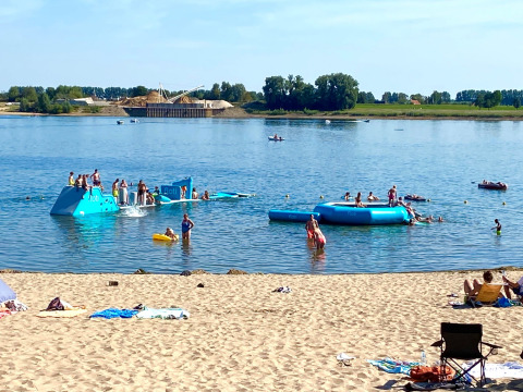 Des enfants jouent au bord d'un lac - Lacs Rhederlaagse - Lathum, Gelderland, Pays-Bas