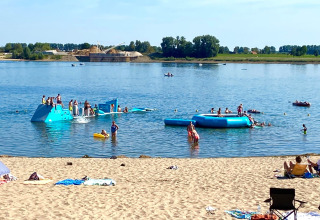 Kinder spielen am See - Rhederlaagse Lakes - Lathum, Gelderland, Niederlande