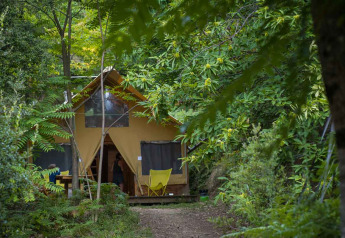 Tenda safari Cabane al Bivouac nature in Francia, immersa nel verde lussureggiante della natura.