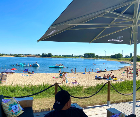 Photo d'ambiance du lac de baignade depuis la terrasse - Rhederlaagse Meren - Lathum, Gelderland, Pays-Bas