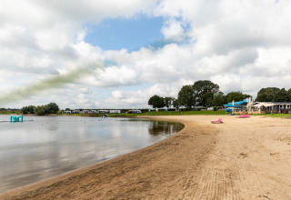 Strand zwemmeer - Rhederlaagse Meren - Lathum, Gelderland, Nederland