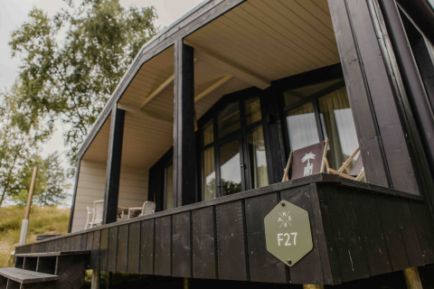 Foto van The Hills met Hottub-lodge bij Wilsumer Berge in Duitsland, met terras en stoelen zichtbaar.