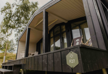 Foto van The Hills met Hottub-lodge bij Wilsumer Berge in Duitsland, met terras en stoelen buiten.