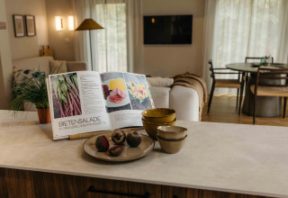 Keukenblad met kookboek, kommen en verse bieten in The Hills met Hottub lodge, Wilsumer Berge, Duitsland.