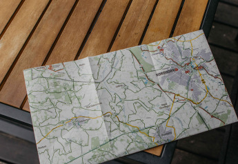 Een papieren kaart ligt op een houten tafel bij The Hills met Hottub, Wilsumer Berge, Duitsland, nabij Nordhorn.
