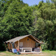Safari-teltet Villatent Wood på Camping Au Clos de La Chaume i Frankrig, omgivet af frodig grøn skov.