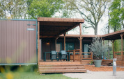 Photo d'un lodge en bois à Tiny Wander Lodges, Holiday Park Sallandshoeve, Pays-Bas.