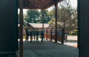 Terrasse en bois avec table et chaises aux Tiny Wander Lodges au Holiday Park Sallandshoeve, Pays-Bas.