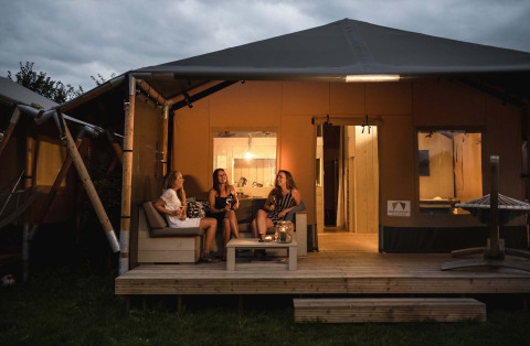 Soirée sur la terrasse de la tente safari - Recreatiepark t Gelloo - Ede, Gelderland, Pays-Bas