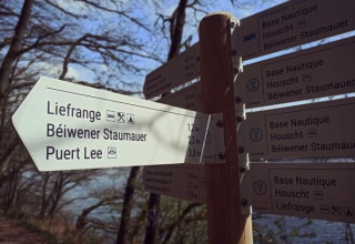 Segnaletica al Camping Liefrange a Wiltz, Lussemburgo, che indica mete turistiche nelle vicinanze.
