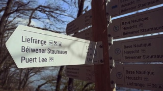 Wegweiser im Camping Liefrange Ferienpark in Wiltz, Luxemburg, zu nahegelegenen Ausflugszielen.