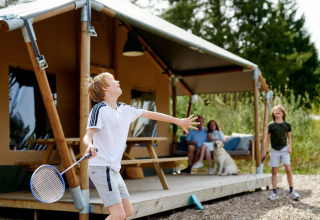 Bádminton delante de la tienda safari - Recreatiepark 't Gelloo - Ede, Gelderland, Países Bajos.jpg