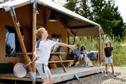 Badminton devant la tente safari - Recreatiepark 't Gelloo - Ede, Gelderland, Netherlands.jpg