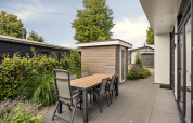 Terrasse extérieure avec table et six chaises près du lodge Module Special 4 au Recreatiepark het Esmeer.