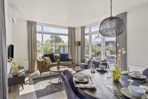 Bright living area inside Module Special 4 personen lodge at Recreatiepark het Esmeer in the Netherlands.
