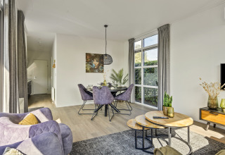 Lodge Module Special 4 personnes au Recreatiepark het Esmeer, intérieur lumineux et décor moderne.