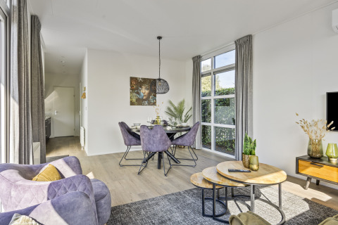 Moderne Lodge Module Special 4 Personen im Recreatiepark het Esmeer, stilvoll eingerichtetes Wohnzimmer.