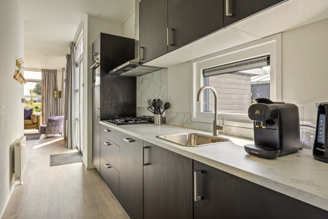 Intérieur de cuisine moderne dans un lodge pour 4 personnes au Recreatiepark het Esmeer, Pays-Bas.