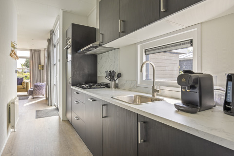 Moderne keuken in de Module Special lodge voor 4 personen bij Recreatiepark het Esmeer, Nederland.