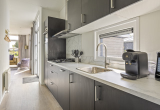 Cucina moderna in un lodge per 4 persone al Recreatiepark het Esmeer nei Paesi Bassi.