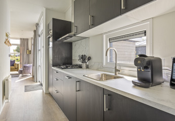 Moderne Küchenzeile in einer Lodge für 4 Personen im Recreatiepark het Esmeer in den Niederlanden.