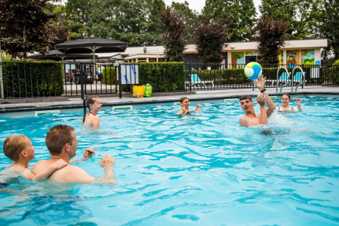 Huéspedes en la piscina al aire libre - Recreatiepark 't Gelloo - Ede, Güeldres, Países Bajos