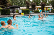 Gasten in buitenzwembad - Recreatiepark 't Gelloo - Ede, Gelderland, Nederland