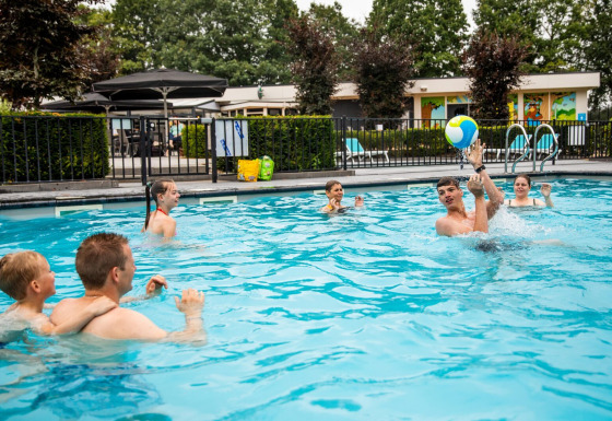Huéspedes en la piscina al aire libre - Recreatiepark 't Gelloo - Ede, Güeldres, Países Bajos