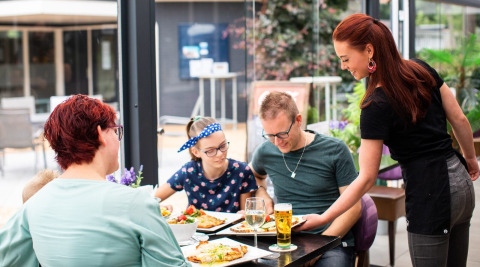 Famille à la restauration - Recreatiepark 't Gelloo - Ede, Gelderland, Pays-Bas