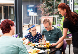 Gezin bij horeca - Recreatiepark 't Gelloo - Ede, Gelderland, Nederland