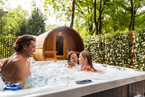 Familia en el jacuzzi cerca de la sauna - Recreatiepark 't Gelloo - Ede, Gelderland, Países Bajos