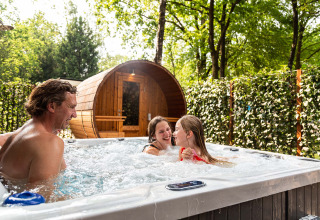 Gezin in hottub bij sauna - Recreatiepark 't Gelloo - Ede, Gelderland, Nederland