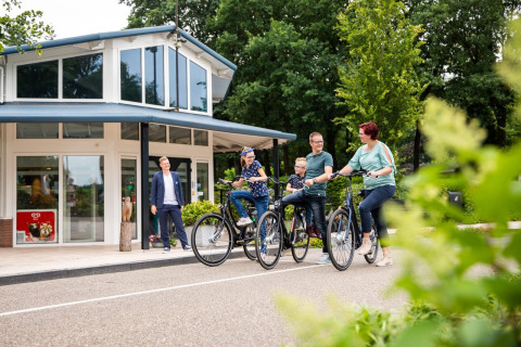 Familia en bici - Recreatiepark 't Gelloo - Ede, Güeldres, Países Bajos