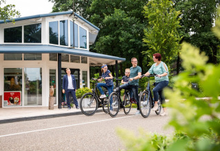 Gezin op de fiets - Recreatiepark 't Gelloo - Ede, Gelderland, Nederland