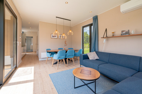 Bright living room in Water lodge 6 Deluxe with sauna and hot tub at Hofparken Wiltershaar, Netherlands.