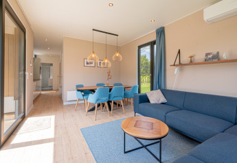 Helles Wohnzimmer in der Water lodge 6 Deluxe mit Sauna und Whirlpool im Hofparken Wiltershaar, Niederlande.