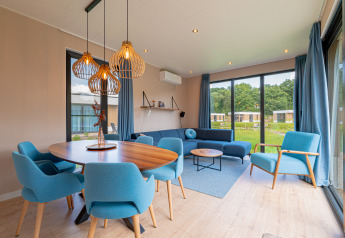 Modernes Wohnzimmer und Essbereich in der Water lodge 6 Deluxe im Hofparken Wiltershaar, Niederlande.