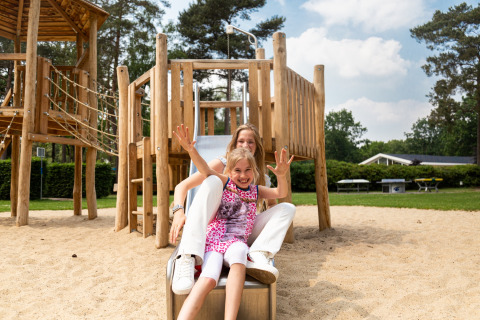 Enfants dans l'aire de jeux - Recreatiepark 't Gelloo - Ede, Gelderland, Pays-Bas