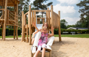 Enfants dans l'aire de jeux - Recreatiepark 't Gelloo - Ede, Gelderland, Pays-Bas
