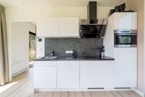 Moderne keuken van Water lodge 2 Deluxe met sauna en hot tub in Hofparken Wiltershaar, Nederland.