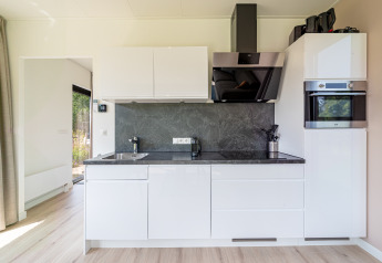 Moderne keuken van Water lodge 2 Deluxe met sauna en hottub bij Hofparken Wiltershaar, Nederland.