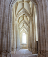Intérieur voûté gothique près de Bage Dommartin, Auvergne-Rhône-Alpes, France, avec colonnes cintrées.