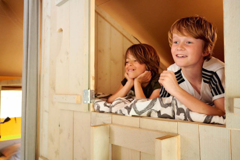 Enfants dans la tente vide safari - Recreatiepark 't Gelloo - Ede, Gelderland, Pays-Bas