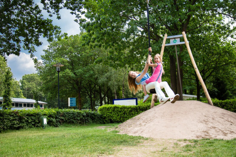 Enfants sur le téléphérique _ aire de jeux - Recreatiepark 't Gelloo - Ede, Gelderland, Pays-Bas