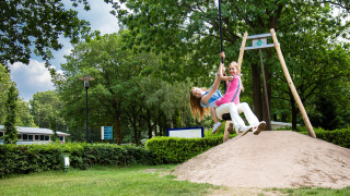 Kinderen op kabelbaan _ speeltuin - Recreatiepark 't Gelloo - Ede, Gelderland, Nederland