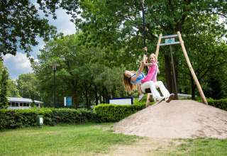 Kinderen op kabelbaan _ speeltuin - Recreatiepark 't Gelloo - Ede, Gelderland, Nederland