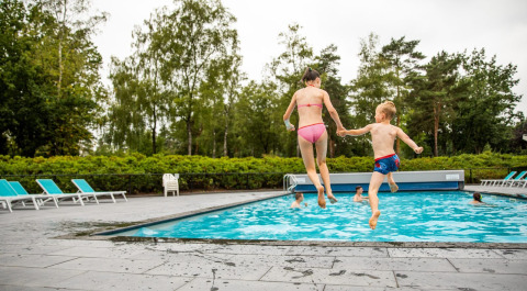 Les enfants sautent dans la piscine extérieure - Recreatiepark 't Gelloo - Ede, Gelderland, Pays-Bas