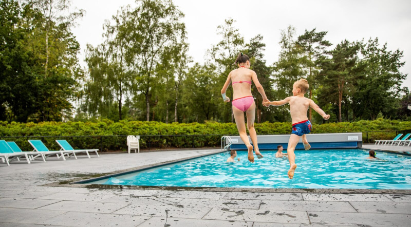 Kinderen springen in buitenzwembad - Recreatiepark 't Gelloo - Ede, Gelderland, Nederland