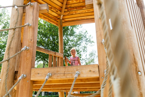 Niña en casa de escalada - Recreatiepark 't Gelloo - Ede, Gelderland, Países Bajos